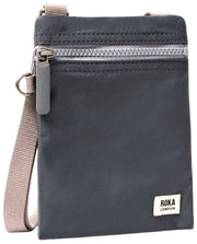 Bolso bandolera Roka Chelsea XS de nailon reciclado - Gris Beluga