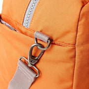 Bolso de viaje Roka Gatwick pequeño de lona reciclada - Naranja Atómica