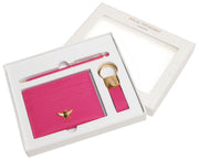 Set de regalo de lujo con llavero y bolígrafo con tarjetero y lazo de Alice Wheeler London - Rosa fuerte