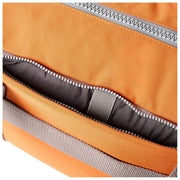 Bolso de viaje Roka Gatwick pequeño de lona reciclada - Naranja Atómica
