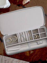 Joyero de viaje con cremallera Stackers Sleek Necklace - Gris guijarro