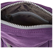 Bolso bandolera Roka Bond pequeño de lona reciclada - Púrpura oscuro