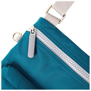 Bolso bandolera Roka Chelsea B mediano de nailon reciclado - Azul Mar del Norte