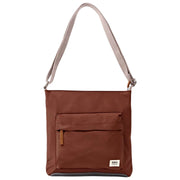 Bolso bandolera Roka Kennington mediano de nailon reciclado - Rocky Road Brown