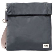 Bandolera Roka Stratford pequeña de nailon reciclado - Beluga Grey
