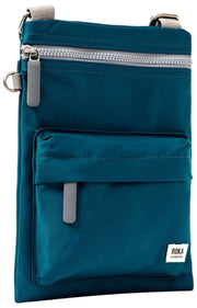 Bolso bandolera Roka Chelsea B mediano de nailon reciclado - Azul Mar del Norte