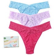 Hanky Panky Signature Lace Original Rise Matchbox, paquete de 3 tangas - Azul parcialmente nublado/Lavanda fresca/Coral