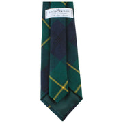 Corbata de tartán moderna Reiver Johnstone de Locharron of Scotland - Verde oscuro/azul marino