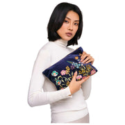 Bolso con cremallera de terciopelo bordado en polvo - Azul Marino