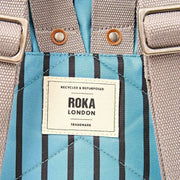 Mochila Roka Canfield B pequeña de lona reciclada - Rayas azules