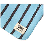Cartera pequeña Roka Carnaby de lona reciclada - Rayas azules