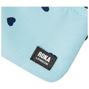 Roka Carnaby Cartera pequeña de lona reciclada - Azul/Corazones azules