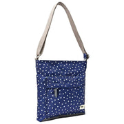 Bolso bandolera Roka Kennington B mediano de lona reciclada - Lunares azul marino