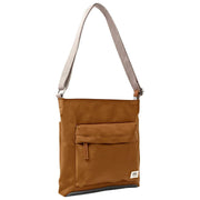 Bolso bandolera Roka Kennington B mediano de nailon reciclado - Marrón galleta