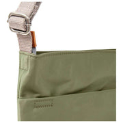 Bolso bandolera Roka Kennington B mediano de nailon reciclado - Verde cebollino